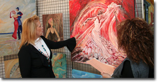 Germaine Rees dans sa galerie d'art à Strasbourg.