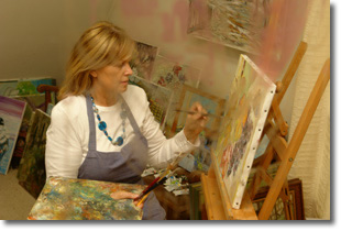Germaine Rees, artiste peintre, dans son atelier